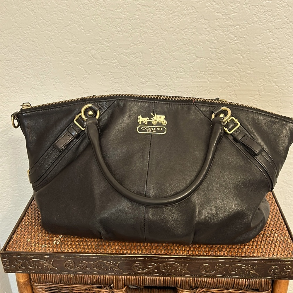 Vintage Coach handbag, good condition, shoulder strap. Original dust bag.